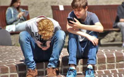 Con lo smartphone e sui social già alle medie: come guidare i ragazzi a un uso consapevole
